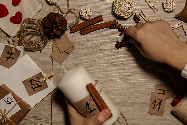 포토 JPG 해외이미지 손 초 공 집게 선물 신체부위 장식 숫자 하트 준비 노끈 DIY 꾸미기 베이지색 시나몬스틱 핸드메이드 나무배경 팔각회향 해외포토 모양 문자 줄 컬러 백그라운드 사람 취미 향신료 시나몬 파일형식