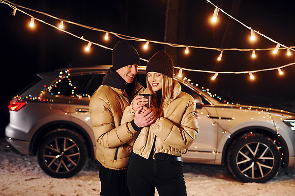 포토 JPG 해외이미지 커플 여자 남자 행복 음료 여행 겨울 전구 자동차 들기 상반신 성인 야외 두명 옆모습 야간 패딩 성인만 차박 해외포토 자연요소 계절 감정 육상교통 뷰포인트 관계 모션 사람 점퍼 캠핑 파일형식