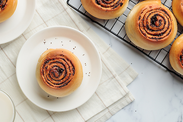 포토 JPG 해외이미지 그릇 사람없음 롤빵 핸드메이드 식힘망 시나몬롤 해외202309 해외포토 식기 빵 디저트 주방도구 제빵도구 시나몬 파일형식
