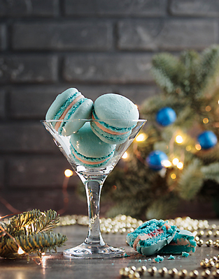 포토 JPG 해외이미지 와인잔 사람없음 파란색 달콤 보케 마카롱 해외202309 해외포토 컬러 술잔 디저트 맛 파일형식