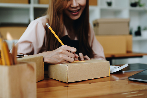 포토 JPG 해외이미지 직업 여자 행복 인터넷 회사 비즈니스 사업가 주택 한명 동양인 성인 노트북 쇼핑 컴퓨터 상자 사무실 상점 일본 업무 비즈니스우먼 상품 작음 상인 사이버 패키지 질서 온라인 주소 주인 물류 짐싸기 판지 전자상거래 마케팅 매각 목록 프리랜서 중소기업 해외202309 해외포토 1 감정 아시아 사람 인종 건물 전자제품 예절 작업 직장인 크기 파일형식