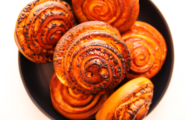 포토 JPG 해외이미지 전통 접시 음식 백그라운드 휴가 디저트 나선형 덴마크 사람없음 갈색 케이크 얼음 빵집 소용돌이 껍질 흰색 대접 신선 황금 달콤 맛 아침식사 정상 가루 설탕 굽기 향신료 반죽 브런치 퍼프 롤 부드러움 레시피 프랑스어 번 시나몬 어려움 페스츄리 핸드메이드 맛있는 해외202309 해외포토 자연요소 문자 식기 빵 컬러 컨셉 무늬 북유럽 상점 식사 회오리 감각 구이 향미료 파일형식