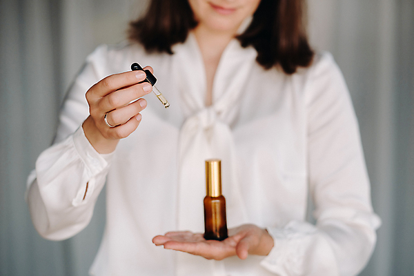 포토 JPG 해외이미지 여자 한명 들기 상반신 성인 사람없음 화장품 오일 스포이트 아로마테라피 테라피 치료사 성인여자한명만 해외202309 해외포토 직업 1 음식 모션 사람 뷰티 피펫 여자한명만 성인여자만 파일형식