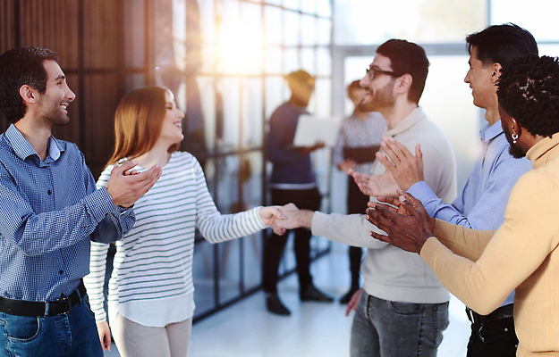 포토 JPG 해외이미지 전신 직업 남자 중년 비즈니스 사업가 청소년 호텔 성공 회의 협력 악수 갈색머리 함께함 실내 대화 서기 사람 여러명 성인 가로 컬러풀 사무실 판매 인사 작업 비즈니스맨 비즈니스우먼 그룹 복도 연결 토론 동료 기회 객석 세미나 네트워킹 해외202309 해외포토 헤어스타일 여자 컬러 다수 컨셉 관계 모션 숙소 말하기 손짓 내부 예절 직장인 네트워크 파일형식