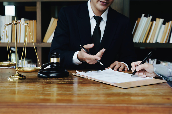 포토 JPG 해외이미지 손 남자 비즈니스 저울 앉기 상반신 성인 두명 사무실 펜 기록 법률가 책상 상담 문서 법 의사봉 변호사 해외202309 해외포토 직업 가구 모션 사람 신체부위 필기구 파일형식