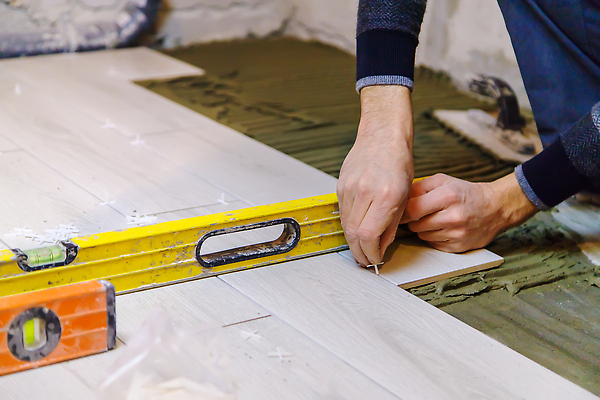 포토 JPG 해외이미지 직업 손 디자인 배너 남자 벽 패턴 건축양식 노동자 새로움 바닥 주택 한명 내부 건물 쌓기 욕실 공구 업무 도자기 플랫 수리 모종삽 타일 시멘트 고정 계약자 넣기 설치 업그레이드 재주꾼 접착제 조작 콘크리트 카피스페이스 해외202309 해외포토 1 건축물 건축 컨셉 무늬 모션 사람 신체부위 공백 도구 작업 풀_접착제 삽 계약 파일형식