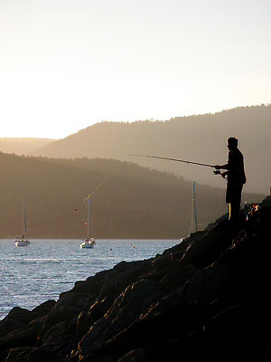 포토 JPG 해외이미지 실루엣 낚시 산 사람없음 일출 항구 맑음 황혼 일몰 새벽 보트 낚시꾼 해외202309 해외포토 자연요소 배_교통 교통시설 레저 날씨 촬영기법 노을 파일형식