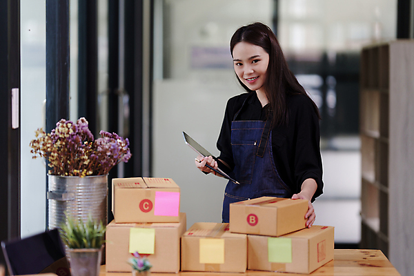 포토 JPG 해외이미지 여자 사업가 한명 들기 상반신 성인 앞모습 태블릿 잡기 작업 비즈니스우먼 사장 택배상자 성인여자한명만 해외202309 해외포토 직업 1 뷰포인트 비즈니스 모션 사람 전자제품 스마트기기 상자 직장인 택배 여자한명만 성인여자만 파일형식