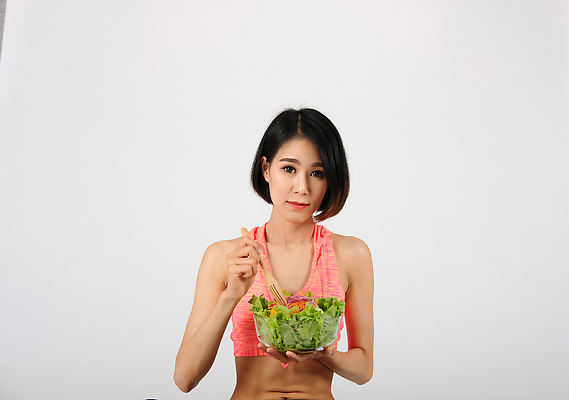 포토 JPG 해외이미지 웰빙 여자 스포츠 건강 한명 사람 운동복 운동 샐러드 사발 날씬함 연습 체육관 해외202309 해외포토 1 옷 음식 사기그릇 몸매 파일형식