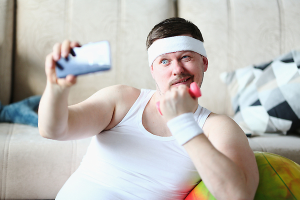 포토 JPG 해외이미지 백인 남자 스포츠 모바일 주택 세포 건강 미소 사람 사람없음 스마트폰 핸드폰 운동복 운동 아령 머리띠 네트워크 몸무게 셀프카메라 비만 연습 긍정 멀리 블로거 셀프 소셜 운동가 해외202309 해외포토 서양인 옷 컨셉 장신구 표정 건물 전자제품 스마트기기 사진촬영 몸매 파일형식