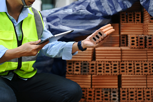 포토 JPG 해외이미지 남자 건축 벽돌 한명 들기 앉기 상반신 성인 태블릿 건설현장 건축가 안전조끼 성인남자한명만 해외202309 해외포토 직업 1 모션 건설업 사람 전자제품 스마트기기 남자한명만 성인남자만 파일형식
