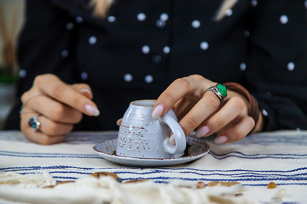 포토 JPG 해외이미지 전통 손 배너 여자 커피 음료 컬러 백그라운드 컨셉 손가락 탁자 미래 성인 사람없음 목재 컵 독서 검은색 어둠 마법사 흰색 운명 속임수 재산 중앙 야간 신비 마녀 점성술 마법 땅바닥 초능력 카피스페이스 튀르키예 해외202309 해외포토 자연요소 나무 식기 아시아 가구 재료 바닥 사람 신체부위 금융 공백 파일형식
