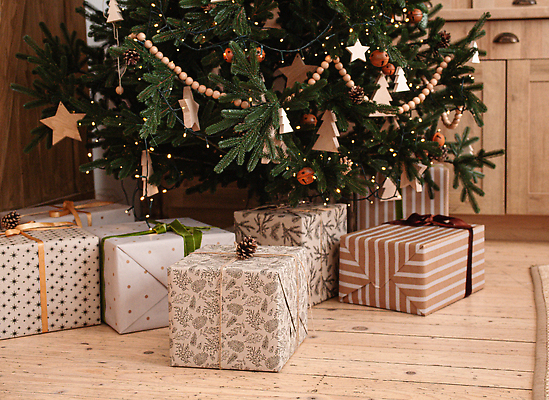 포토 JPG 해외이미지 크리스마스장식 크리스마스 실내 크리스마스선물 사람없음 선물상자 크리스마스트리 갈색 오브젝트 해외202309 해외포토 기념일 컬러 선물 내부 상자 파일형식