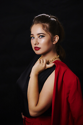 포토 JPG 해외이미지 모델 라이프스타일 옷 여자 행복 백그라운드 한명 사람 동양인 성인 뷰티 유행 우주 흰색 자신감 우아함 시원함 우크라이나 스타일 해외202309 해외포토 1 감정 유럽 컬러 컨셉 인종 생활 파일형식