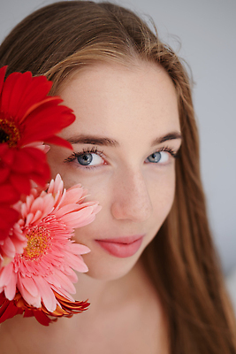 포토 JPG 해외이미지 식물 백인 모델 여자 꽃 분홍색 꽃다발 국화 건강 한명 치료 10대 빨간색 뷰티 건강관리 스파 화장품 흰색 개화 우아함 피부 피부관리 데이지 고립 캐모마일 카피스페이스 해외202309 해외포토 서양인 1 컬러 컨셉 의학 청소년 관리 사람 신체부위 공백 허브 파일형식