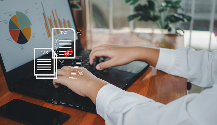 포토 JPG 해외이미지 손 컨셉 돈 비즈니스 텍스트 손가락 관리 사람없음 금융 경제 세일 디지털 계산기 시간 발표 재산 계획 서비스 파일 투자 법 규칙 이익 수익 온라인 일반 회계 계좌 마감 세금 수입 예산 정부 환불 가상 과세 해외202309 해외포토 문구용품 신체부위 장비 파일형식