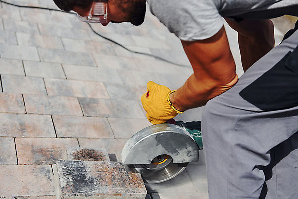 포토 JPG 해외이미지 남자 건축 바닥 작업복 숙이기 공사 한명 상반신 성인 옆모습 건설현장 작업 보행로 톱 톱질 화강암 성인남자한명만 건설근로자 해외202309 해외포토 직업 1 옷 길 뷰포인트 포즈 모션 건설업 사람 암석 공구 남자한명만 성인남자만 파일형식