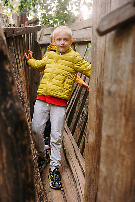 포토 JPG 해외이미지 백인 라이프스타일 공원 행복 어린이 스포츠 장난 학교 놀이 한명 사람 소년 야외 파란색 봄 유치원 기쁨 게임 아기 미끄럼틀 놀이터 작음 긍정 걸음마 해외202309 해외포토 서양인 1 계절 공공시설 교육 남자 감정 컬러 컨셉 모션 생활 놀이기구 크기 파일형식