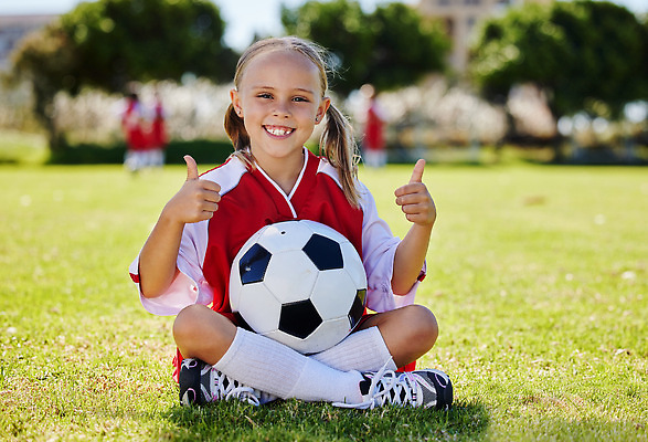 포토 JPG 해외이미지 전신 여자 어린이 유니폼 축구공 한명 앉기 잔디 앞모습 축구 축구장 따봉 소녀한명만 해외202309 해외포토 식물 1 옷 뷰포인트 공 축구용품 스포츠시설 모션 사람 구기 최고 여자한명만 소녀만 파일형식