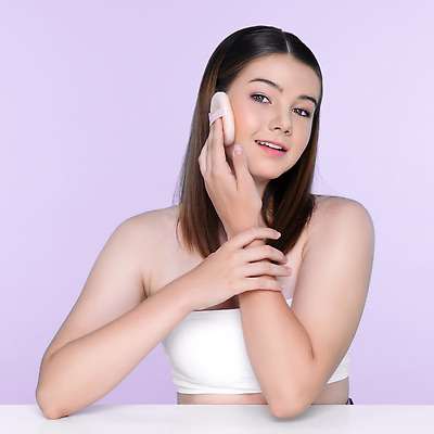 포토 JPG 해외이미지 모델 여자 백그라운드 한명 들기 상반신 성인 앞모습 우아함 피부 팩트 성인여자한명만 해외202309 해외포토 1 뷰포인트 컨셉 모션 사람 신체부위 화장품 여자한명만 성인여자만 파일형식