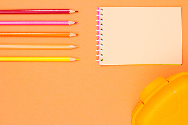 포토 JPG 해외이미지 문구용품 색연필 사람없음 스터디 노란색 주황색 공책 공백 오브젝트 도시락통 파스텔톤 해외202309 해외포토 컬러 학용품 학습 용기_그릇 파일형식