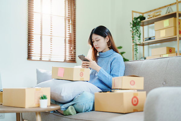 포토 JPG 해외이미지 옷 여자 행복 아시아 백그라운드 컨셉 인터넷 비즈니스 포장 사업가 성공 주택 한명 동양인 노트북 스마트폰 컴퓨터 상자 알약 판매 상점 비즈니스우먼 상품 상인 고객 확인 온라인쇼핑 패키지 질서 획득 온라인 주인 짐싸기 전자상거래 마케팅 프리랜서 해외202309 해외포토 직업 1 감정 나라 사람 인종 건물 전자제품 핸드폰 스마트기기 쇼핑 약 예절 직장인 파일형식