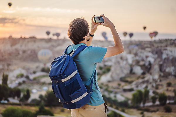 포토 JPG 해외이미지 남자 여행 배낭 하늘 한명 풍경 성인 야외 뒷모습 사진촬영 일몰 로맨틱 열기구 성인남자한명만 튀르키예 해외202309 해외포토 1 아시아 뷰포인트 컨셉 가방 항공교통 사람 노을 촬영 남자한명만 성인남자만 파일형식