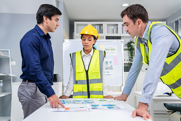 포토 JPG 해외이미지 여자 남자 회의 협력 책장 상반신 성인 옆모습 세명 사무실 직장인 엔지니어 안전모 화이트보드 안전조끼 성인만 해외202309 해외포토 직업 뷰포인트 가구 비즈니스 사람 기술자 헬멧 안전장비 파일형식