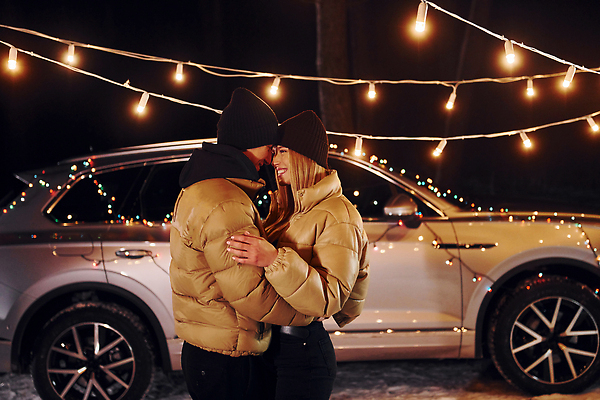 포토 JPG 해외이미지 커플 여자 남자 행복 여행 겨울 전구 안기 자동차 상반신 성인 야외 두명 옆모습 마주보기 야간 패딩 성인만 차박 해외포토 자연요소 계절 감정 육상교통 뷰포인트 관계 모션 사람 점퍼 캠핑 파일형식