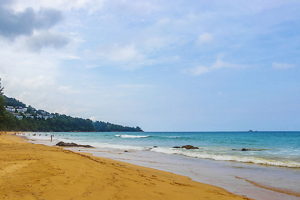 포토 JPG 해외이미지 나무 아시아 모래 파도 바다 섬 여행 태국 자연 하늘 휴가 휴식 손바닥 동양인 해변 사람없음 야외 물 파란색 야자수 뷰티 맑음 동남아시아 만 숲 2018년 터키석 파라다이스 푸켓 해외202309 해외포토 자연요소 식물 손 나라 컬러 컨셉 날씨 인종 보석 연도 생태계 파일형식