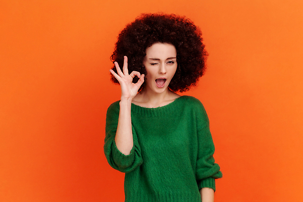 포토 JPG 해외이미지 스튜디오촬영 백인 라이프스타일 여자 행복 손가락 청소년 성공 실내 한명 미소 사람 평화 최고 끝 OK 시원함 심볼 만족 긍정 보여주기 고립 동의 승인 우수 해외202309 해외포토 서양인 1 손 감정 컨셉 모션 표정 손짓 내부 생활 절기 파일형식