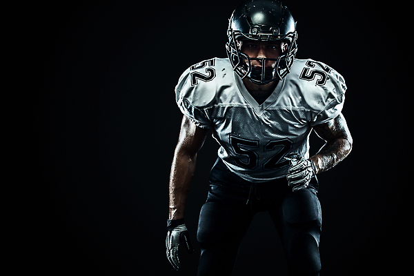 포토 JPG 해외이미지 직업 1 손 남자 스포츠 포즈 백그라운드 컨셉 공 놀이 전등 축구선수 건강 한명 사람 우주 검은색 미식축구 축구 미국 어둠 힘 경쟁 경기장 장비 도전 게임 흰색 헬멧 근육질 달리기선수 착륙 쿼터백 플레이어 해외202309 해외포토 컬러 북아메리카 스포츠시설 근육 조명 운동선수 신체부위 구기 보호장비 몸매 육상선수 파일형식
