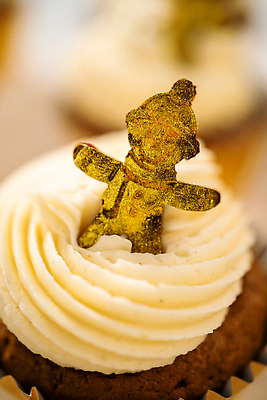 포토 JPG 해외이미지 모양 종이 음식 크리스마스 휴가 불꽃 디저트 사탕 요리 사람없음 갈색 쿠키 과자 케이크 얼음 소용돌이 구부린 달콤 컵케이크 굽기 크림 준비 만들기 레시피 페스츄리 프로스팅 해외202309 해외포토 자연요소 기념일 빵 컬러 모션 불 회오리 맛 구이 제빵 파일형식