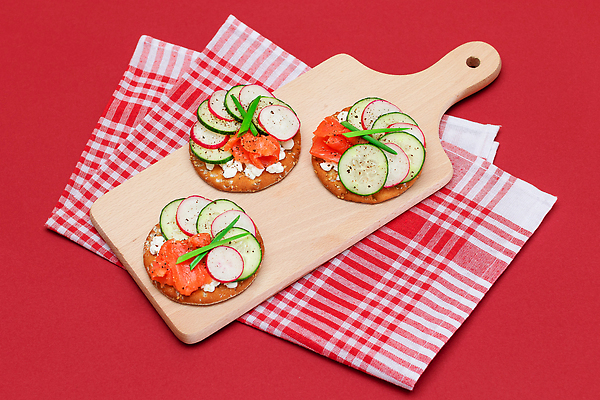 포토 JPG 해외이미지 음식 다이어트 오이 치즈 샌드위치 건강 식이요법 사람없음 크래커 쿠키 식사 신선 맛 아침식사 먹기 소금 연어 건강식 송어 저칼로리 총각무 맛있는 해외202309 해외포토 컨셉 채소 모션 디저트 유제품 어류 무 파일형식