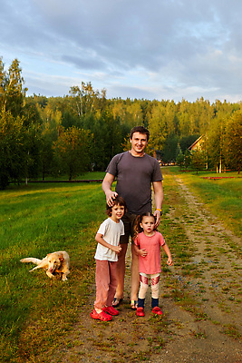 포토 JPG 해외이미지 주간 동물 계절 도로 길 어린이 포유류 가족 관계 자연 휴식 생물 함께함 사랑 소년 야외 세로 세명 반려동물 기쁨 시골 아빠 개 숲 형제 주말 흐림 주인 언니 송곳니 남동생 동반자 복종 충실 해외202309 해외포토 자연요소 남자 감정 컨셉 교통시설 날씨 사람 치아 생태계 자매 동생 파일형식
