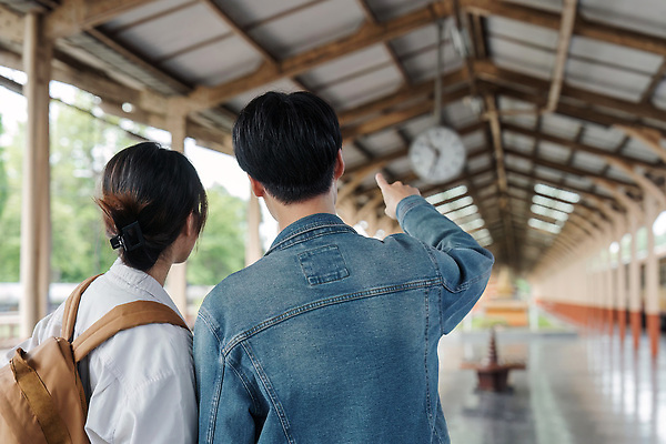 포토 JPG 해외이미지 백인 라이프스타일 커플 여자 남자 행복 여행 가방 배낭 교통시설 휴가 함께함 사랑 사람 성인 두명 뷰티 여행객 여행가방 기찻길 낭만 기차 도시 기다림 역 도착 출발 일반 단상 떠남 수하물 해외202309 해외포토 서양인 잡화 감정 육상교통 교통 컨셉 관계 모션 대중교통 생활 시설 파일형식