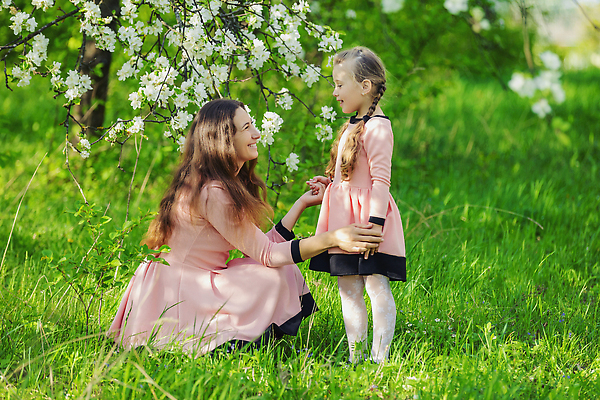 포토 JPG 해외이미지 전신 나무 꽃 행복 어린이 모녀 잔디 성인 야외 두명 옆모습 손잡기 풀잎 여자만 시밀러룩 해외202309 해외포토 식물 딸 감정 뷰포인트 잎 가족 모션 엄마 사람 풀_식물 커플룩 파일형식