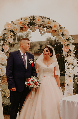 포토 JPG 해외이미지 백인 커플 드레스 여자 꽃 행복 꽃다발 여행 신랑 결혼 백그라운드 2 꽃무늬 자연 결혼식 키스 사랑 사람 이벤트 야외 두명 장식 초록색 태양 뷰티 장미 유행 낭만 흰색 축하 직물 고급 약혼 우크라이나 스타일 해외202309 해외포토 자연요소 서양인 식물 옷 감정 유럽 컬러 컨셉 무늬 관계 애정표현 생태계 약속 파일형식