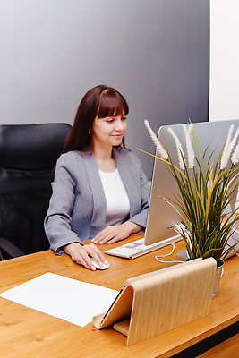 포토 JPG 해외이미지 식물 직업 라이프스타일 여자 행복 컬러 비즈니스 사업가 통신 청소년 설계 갈색머리 직장 실내 한명 사람 노트북 학습 컴퓨터 사무실 유행 재킷 회색 작업 비즈니스우먼 엔지니어 재산 고급 우아함 전문직 책상 미녀 경영자 온라인쇼핑 전자상거래 마케팅 블로거 소셜미디어 스타일 중소기업 해외202309 해외포토 1 헤어스타일 교육 감정 가구 컨셉 회사 내부 생활 금융 전자제품 쇼핑 외투 직장인 기술자 미인 리더 온라인 파일형식