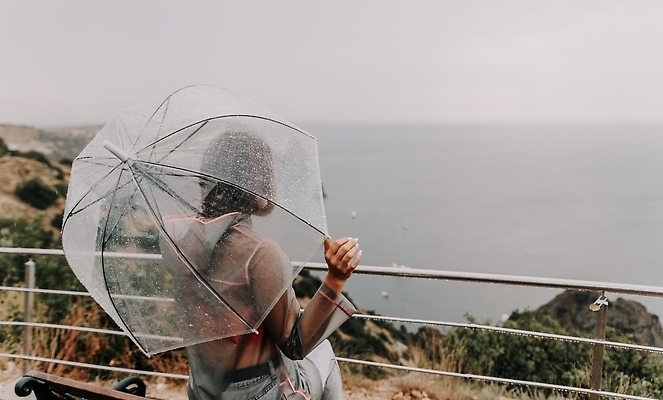 포토 JPG 해외이미지 백인 1 라이프스타일 계절 공원 여자 행복 실루엣 컨셉 우산 창문 자연 날씨 한명 사람 성인 야외 물 뷰티 유행 걷기 봄 기쁨 젖음 도시 투명 떨어짐 빗방울 보케 양산 긍정 폭풍 나쁜 해외202309 해외포토 자연요소 서양인 공공시설 감정 모션 촬영기법 생활 비_날씨 생태계 파일형식