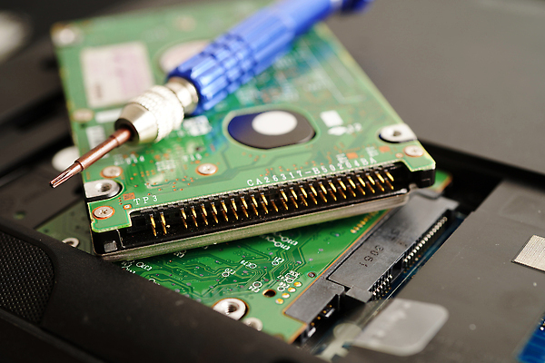 포토 JPG 해외이미지 직업 부분 실내 사람없음 노트북 컴퓨터 디지털 공책 자료 장비 과학기술 공구 업무 작업실 기술자 엔지니어 수리 연결 책상 묘사 서비스 순환 전자 시스템 고정 유지 깨짐 램 마더보드 메인보드 업그레이드 지원 치유 하드웨어 해외202309 해외포토 가구 컨셉 모션 문구용품 기술 내부 전자제품 도구 작업 파일형식