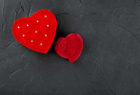 포토 JPG 해외이미지 모양 커플 기념일 컬러 결혼 백그라운드 결혼식 발렌타인데이 선물 사랑 사람없음 빨간색 상자 우주 낭만 축하 반지 오픈 고급 우아함 닫기 은색 컨테이너 보석 심볼 활 다이아몬드 약혼 콘크리트 벨벳 비어있는 해외202309 해외포토 감정 산업 컨셉 장신구 관계 모션 데이이벤트 이벤트 광석 실크 약속 파일형식