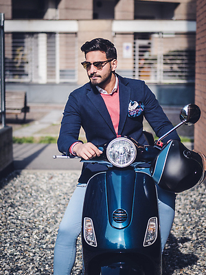 포토 JPG 해외이미지 라이프스타일 응시 남자 여행 교통시설 모션 거리 한명 정장 선글라스 햇빛 유행 이탈리아 운전 낭만 자유 스쿠터 오토바이 수확 도시 자신감 클래식 우아함 승차 스타일 해외202309 해외포토 1 시선 옷 감정 유럽 안경 교통 컨셉 농업 사람 생활 태양 바이크 시설 파일형식