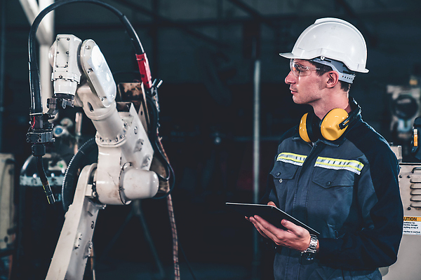 포토 JPG 해외이미지 응시 남자 산업 공장 노동자 작업복 들기 상반신 성인 옆모습 태블릿 헤드셋 기계 과학기술 작업 엔지니어 안전모 해외202309 해외포토 직업 시선 옷 뷰포인트 음향기기 공업 모션 기술 사람 전자제품 스마트기기 헤드폰 기술자 헬멧 안전장비 파일형식