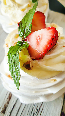 포토 JPG 해외이미지 딸기 근접촬영 사람없음 케이크 달콤 휘핑크림 해외202309 머랭쿠키 해외포토 뷰포인트 과일 디저트 쿠키 맛 크림 머랭 휘핑 파일형식