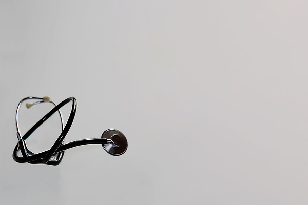 포토 JPG 해외이미지 직업 1 과학 백그라운드 청진기 의료기기 회색배경 건강 병원 사람없음 치료 약 건강관리 금속 듣기 장비 시험 의사 흰색 기구 공구 심장 맥박 심볼 싱글 테라피 고립 돌봄 해외202309 해외포토 교육 컬러 의학 모션 재질 관리 뷰티 회색 의료진 도구 장기_의학 파일형식