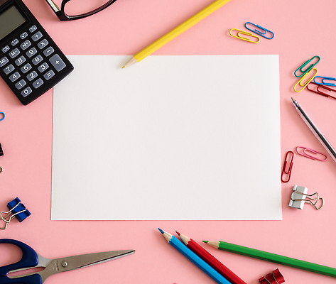 포토 JPG 해외이미지 교육 종이 분홍색 백그라운드 컨셉 장신구 학교 탁자 문구용품 사람없음 스터디 컬러풀 사무실 연필 펜 노란색 우주 계산기 흰색 공구 정상 책상 크레파스 클립 모음 시트 공급 해외202309 해외포토 컬러 가구 비즈니스 학용품 학습 필기구 장비 도구 오브젝트 파일형식