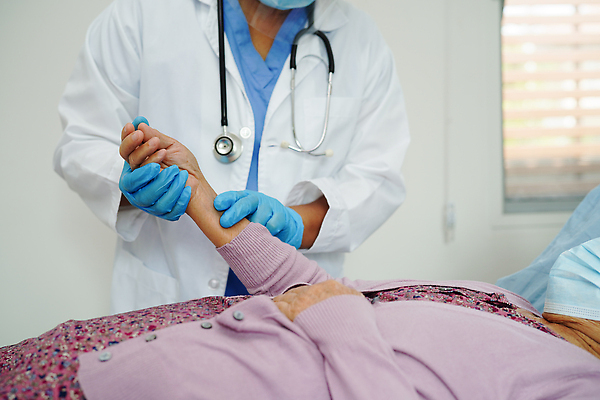 포토 JPG 해외이미지 백인 직업 여자 남자 얼굴 청진기 거리 건강 병원 가면 안전 동양인 사람없음 치료 약 건강관리 고통 시험 환자 간호사 의사 바이러스 맥박 보호 질병 간호 확인 방문 돌봄 옛날 헬프 코로나바이러스 해외202309 해외포토 서양인 교육 감정 컨셉 의학 의료기기 모션 관리 사람 인종 신체부위 의료진 도움 파일형식