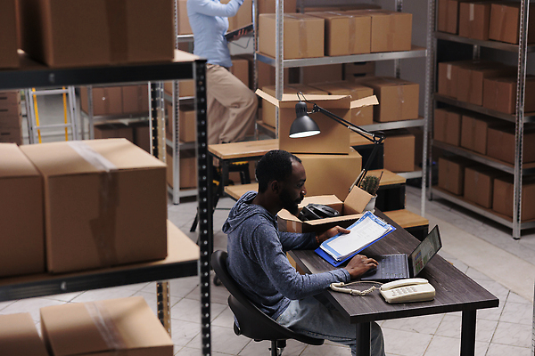 포토 JPG 해외이미지 여자 남자 흑인 의자 노동자 실내 들기 앉기 상반신 성인 두명 옆모습 노트북 상자 하반신 작업 물류창고 체크리스트 성인만 해외202309 해외포토 서양인 직업 뷰포인트 가구 모션 사람 내부 전자제품 창고 파일형식