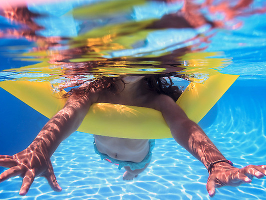 포토 JPG 해외이미지 백인 여자 수영복 행복 감정 어린이 스포츠 이동 장난 놀이 휴가 한명 사람 물 여름 파란색 수중 수영 기쁨 젖음 흰색 투명 아래 수영선수 추적 해외202309 해외포토 자연요소 서양인 1 옷 계절 컬러 컨셉 모션 운동선수 수상스포츠 방향 위치 파일형식
